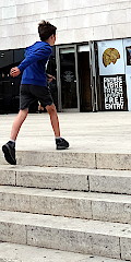 Photo d'un enfant courant vers le musée