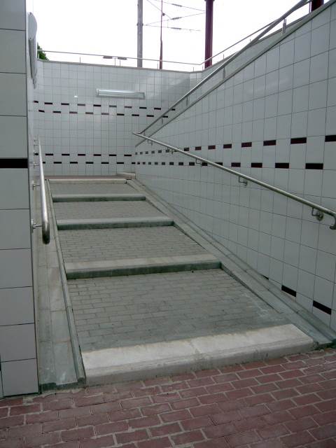 Photo: Escalier a pas ane à l'arrêt de Dudelange-Usines