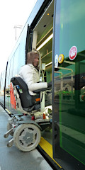Personne en fauteuil roulant entrant dans le tram sans problème